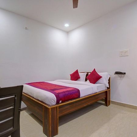 היידראבד Oyo 11670 Hotel Vishnu Priya Residency מראה חיצוני תמונה