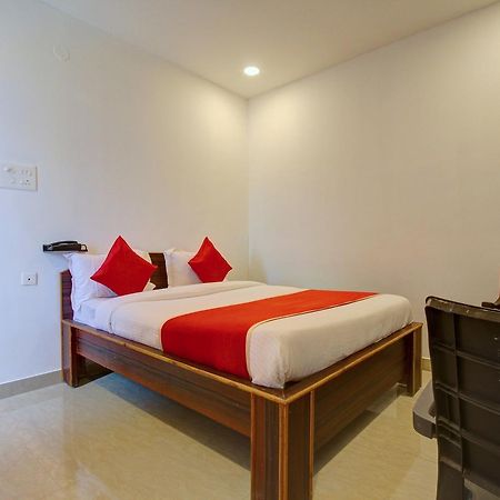 היידראבד Oyo 11670 Hotel Vishnu Priya Residency מראה חיצוני תמונה