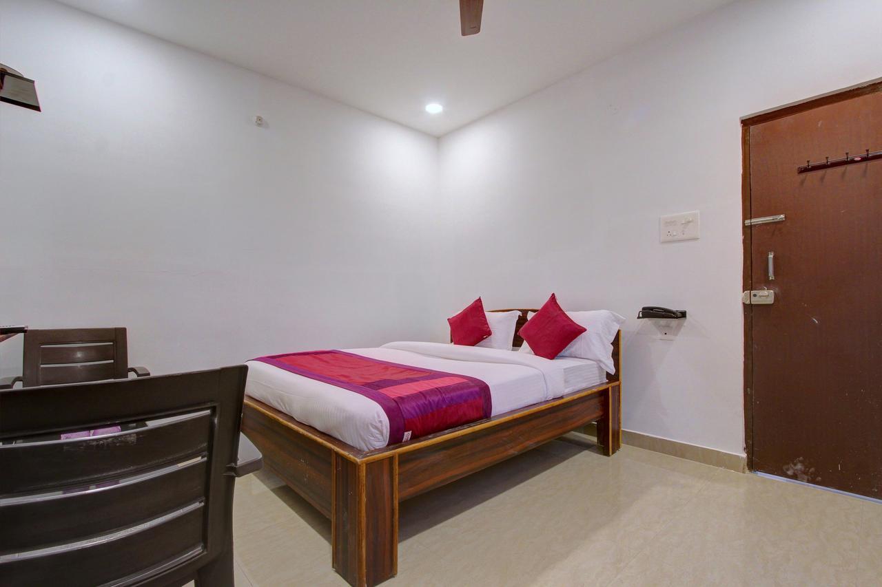 היידראבד Oyo 11670 Hotel Vishnu Priya Residency מראה חיצוני תמונה