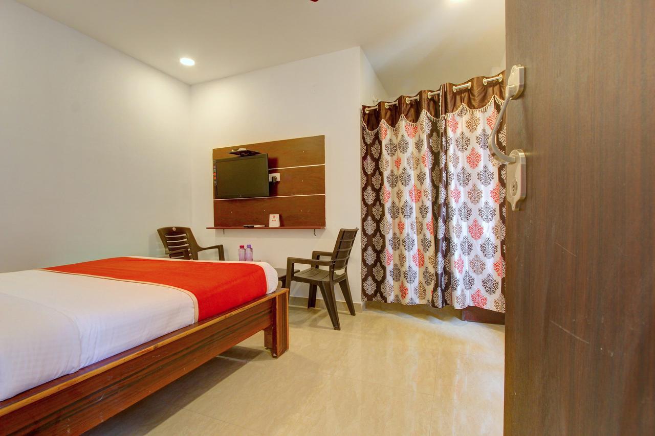 היידראבד Oyo 11670 Hotel Vishnu Priya Residency מראה חיצוני תמונה