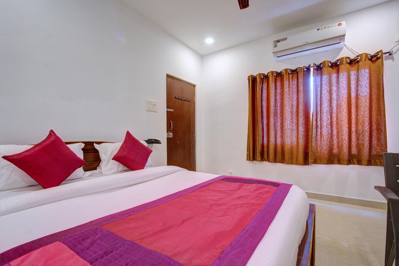היידראבד Oyo 11670 Hotel Vishnu Priya Residency מראה חיצוני תמונה