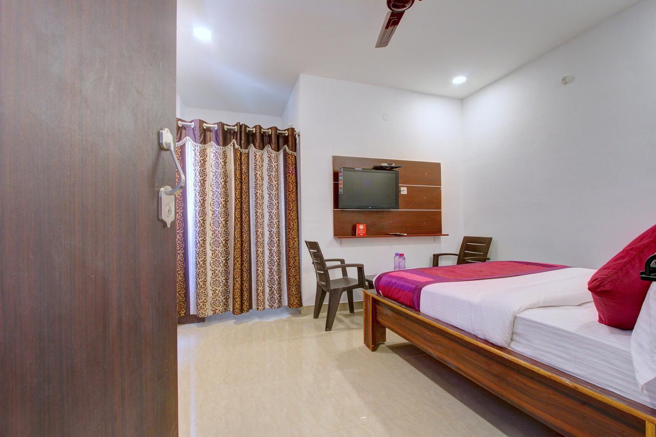 היידראבד Oyo 11670 Hotel Vishnu Priya Residency מראה חיצוני תמונה