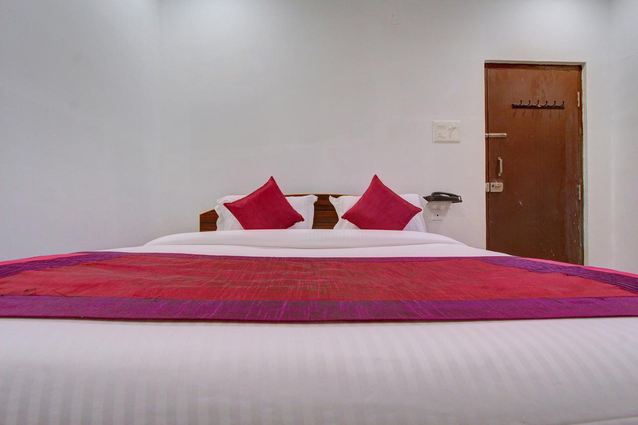 היידראבד Oyo 11670 Hotel Vishnu Priya Residency מראה חיצוני תמונה