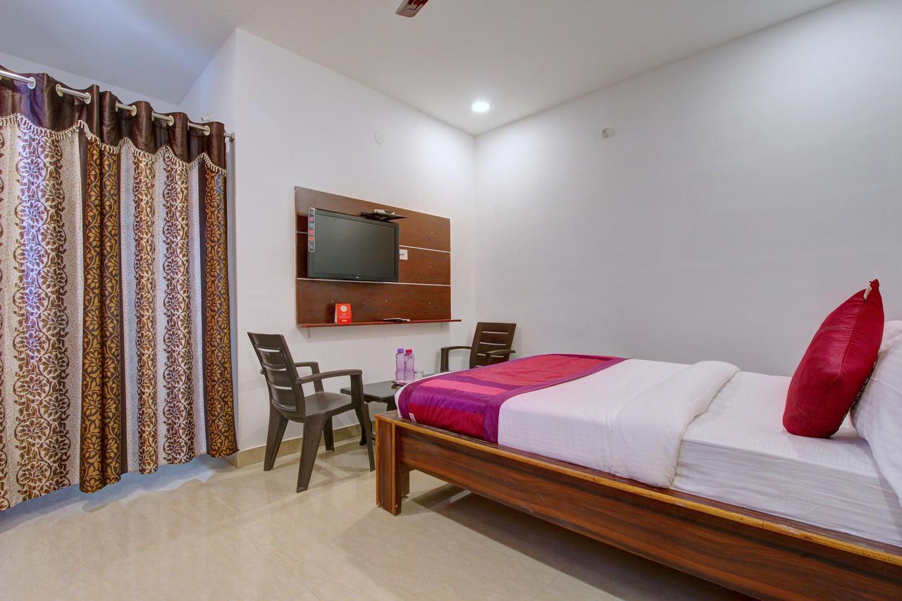 היידראבד Oyo 11670 Hotel Vishnu Priya Residency מראה חיצוני תמונה