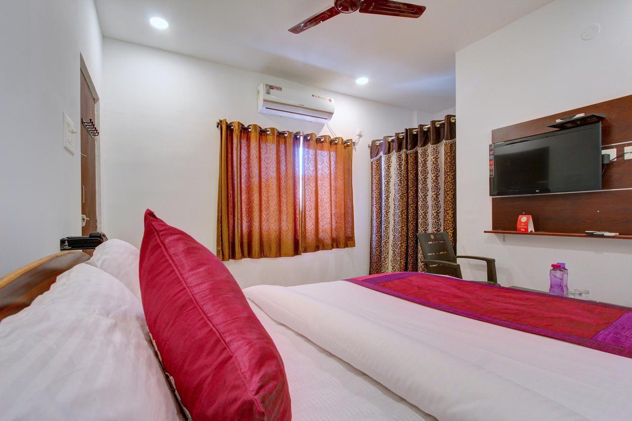 היידראבד Oyo 11670 Hotel Vishnu Priya Residency מראה חיצוני תמונה