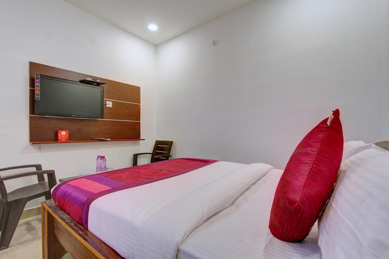 היידראבד Oyo 11670 Hotel Vishnu Priya Residency מראה חיצוני תמונה
